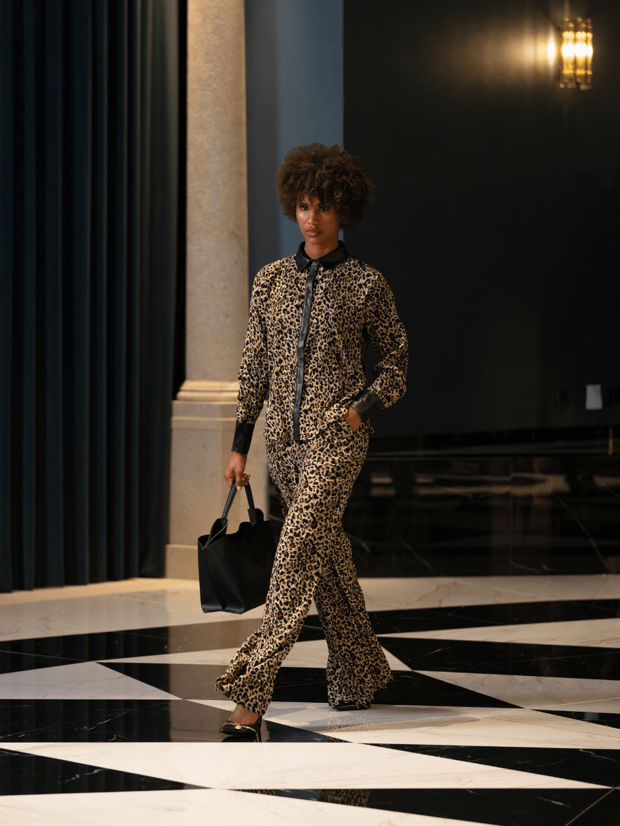 Calças leo pormenores efeito pele - Spaccio.pt