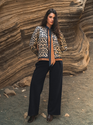 Blusa acetinada com laço leo