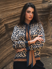 Blusa acetinada com laço leo