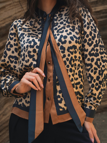 Blusa acetinada com laço leo