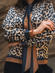 Blusa acetinada com laço leo