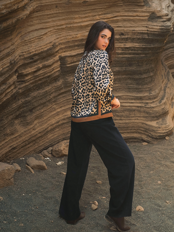 Blusa acetinada com laço leo