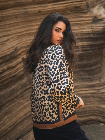 Blusa acetinada com laço leo