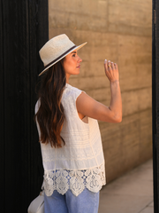 Blusa bordada com acabamento rendado
