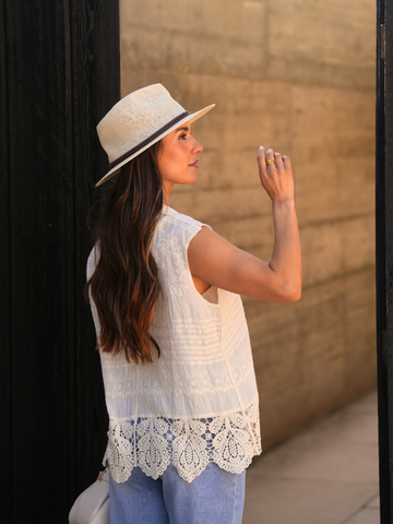 Blusa bordada com acabamento rendado