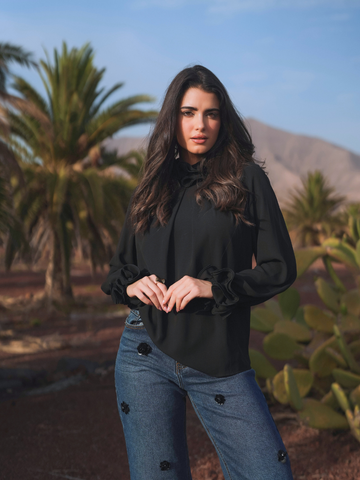 Jeans Wide Leg com Aplicações Florais
