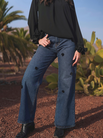 Jeans Wide Leg com Aplicações Florais