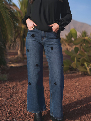 Jeans Wide Leg com Aplicações Florais