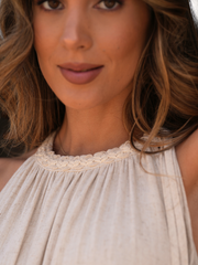 Vestido maxi com decote halter bordado