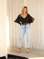 BLUSA COM FOLHOS EM CAMADAS