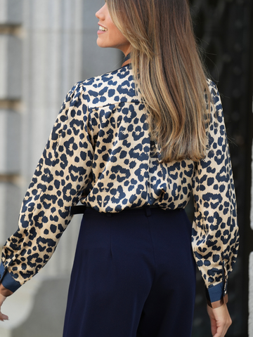 Blusa acetinada com laço leo