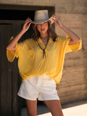 Top fluido com detalhe em renda