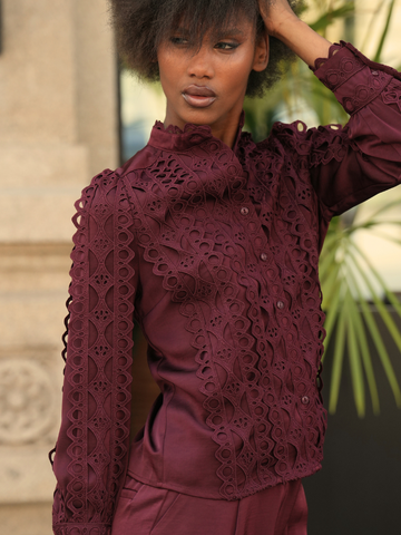 Blusa Bordada com Gola Subida | SPACCIO by Cristina