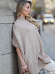 Poncho em Malha Texturada com Gola Subida