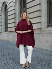 Poncho em Malha Texturada com Gola Subida