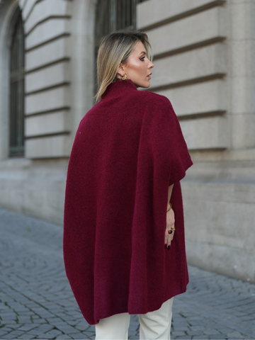 Poncho em Malha Texturada com Gola Subida