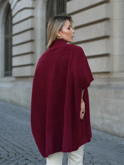 Poncho em Malha Texturada com Gola Subida