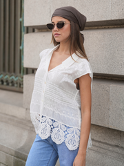 Blusa bordada com acabamento rendado