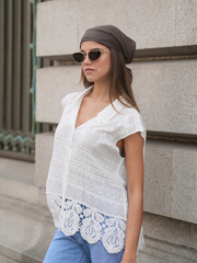 Blusa bordada com acabamento rendado
