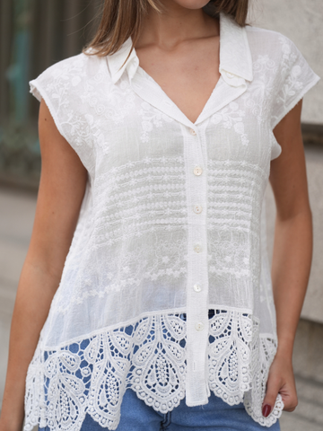 Blusa bordada com acabamento rendado