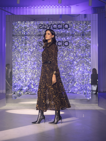 Vestido comprido animal print com manga larga