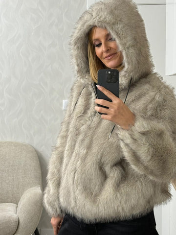 Casaco pelo com capuz | SPACCIO by Cristina